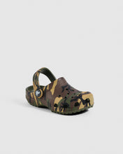 Load image into Gallery viewer, Crocs Toddler Classic Camouflage Clog - Army Green/Multi