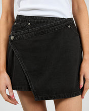 Load image into Gallery viewer, All About Eve Lenni Mini Skort - Washed Black