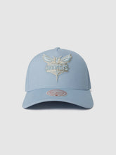 Load image into Gallery viewer, Mitchell & Ness Chicago Hornets Seasonal Hat - Light Blue