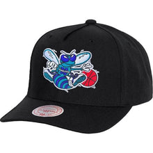 Load image into Gallery viewer, Mitchell And Ness  NBA Team Colour Logo Snapback - Hornets - Black