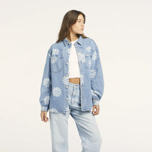 Load image into Gallery viewer, Wrangler Strokes Shacket Sunchaser - Indigo