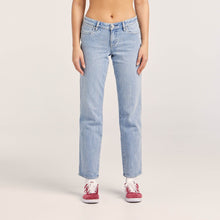 Load image into Gallery viewer, Wrangler Low Rise Claudia Straight Jeans - Cloudy Blue