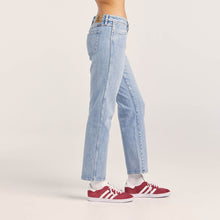 Load image into Gallery viewer, Wrangler Low Rise Claudia Straight Jeans - Cloudy Blue