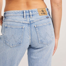 Load image into Gallery viewer, Wrangler Low Rise Claudia Straight Jeans - Cloudy Blue