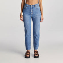 Load image into Gallery viewer, Wrangler Hi Drew Mom Jeans - Blue Moon