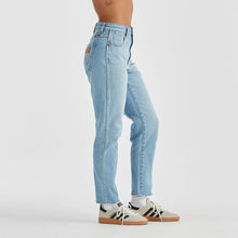 Load image into Gallery viewer, Wrangler Hi Drew Jeans - Set Time Blue