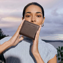 Load image into Gallery viewer, Status Anxiety Sense Of Wonder Purse - Cocoa