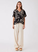 Load image into Gallery viewer, Esmaee&#39; Sandy Wave Blouse - Print
