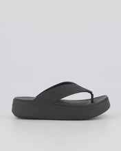 Load image into Gallery viewer, Crocs Getaway Platform Flip - Black
