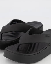 Load image into Gallery viewer, Crocs Getaway Platform Flip - Black
