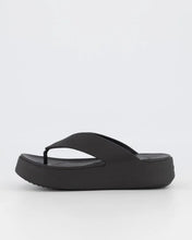 Load image into Gallery viewer, Crocs Getaway Platform Flip - Black

