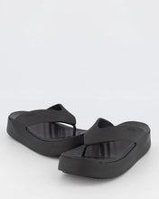 Load image into Gallery viewer, Crocs Getaway Platform Flip - Black
