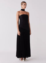 Load image into Gallery viewer, Esmaee Viewpoint Maxi Dress - Black
