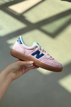 Load image into Gallery viewer, New Balance Unisex CT500 - Pink Taffy/ Blue Oyster
