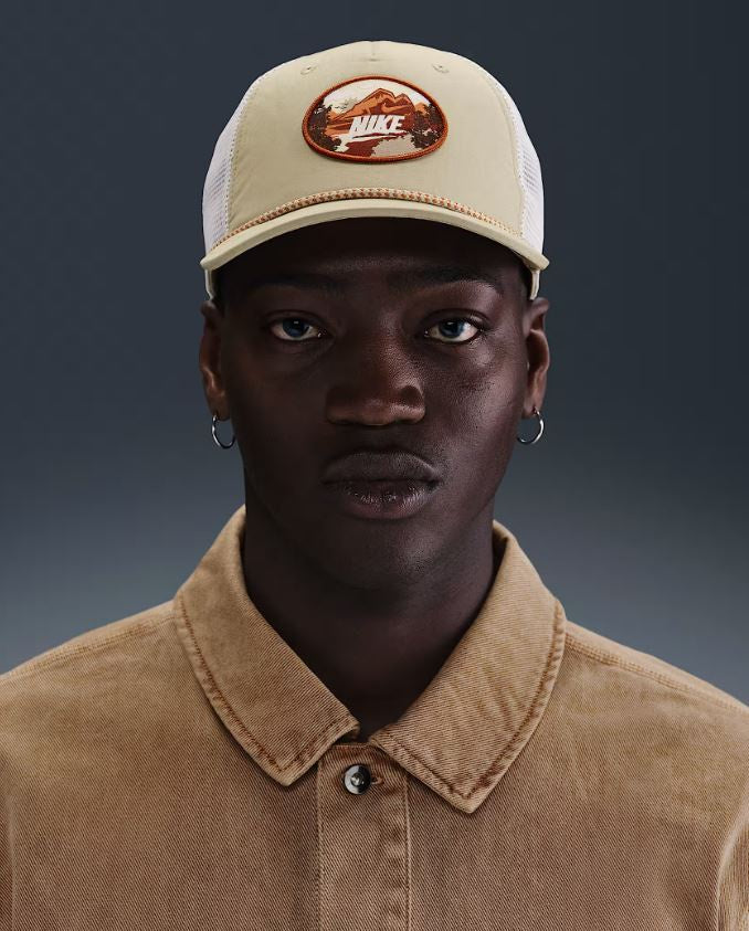 Nike Rise Structured Outdoor Trucker Cap - Desert Khaki/White/Monarch