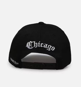 Mitchell & Ness Gothic Letter Pro Pinch Bulls Hat - Black