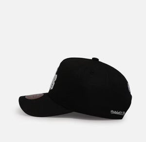 Mitchell & Ness Gothic Letter Pro Pinch Bulls Hat - Black