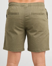 Load image into Gallery viewer, The Mad Hueys Stranded 18" Chino Short - Olive
