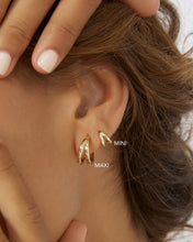 Load image into Gallery viewer, Arms Of Eve Jean Gold Huggie Earrings - Maxi
