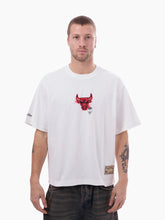 Load image into Gallery viewer, Mitchell &amp; Ness Chicago Bulls Airbrush Team Tee - Vintage White

