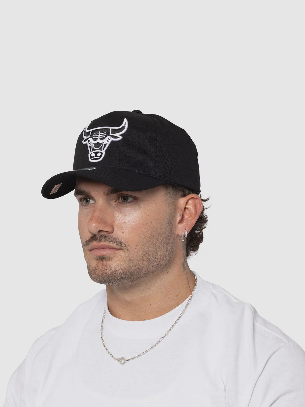 Mitchell & Ness Bulls Black & White 110 Flexfit Cap - Black