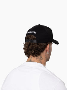 Mitchell & Ness Bulls Black & White 110 Flexfit Cap - Black