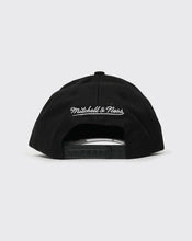 Load image into Gallery viewer, Mitchell &amp; Ness 76ers EG Pro Pinch Hat - Black
