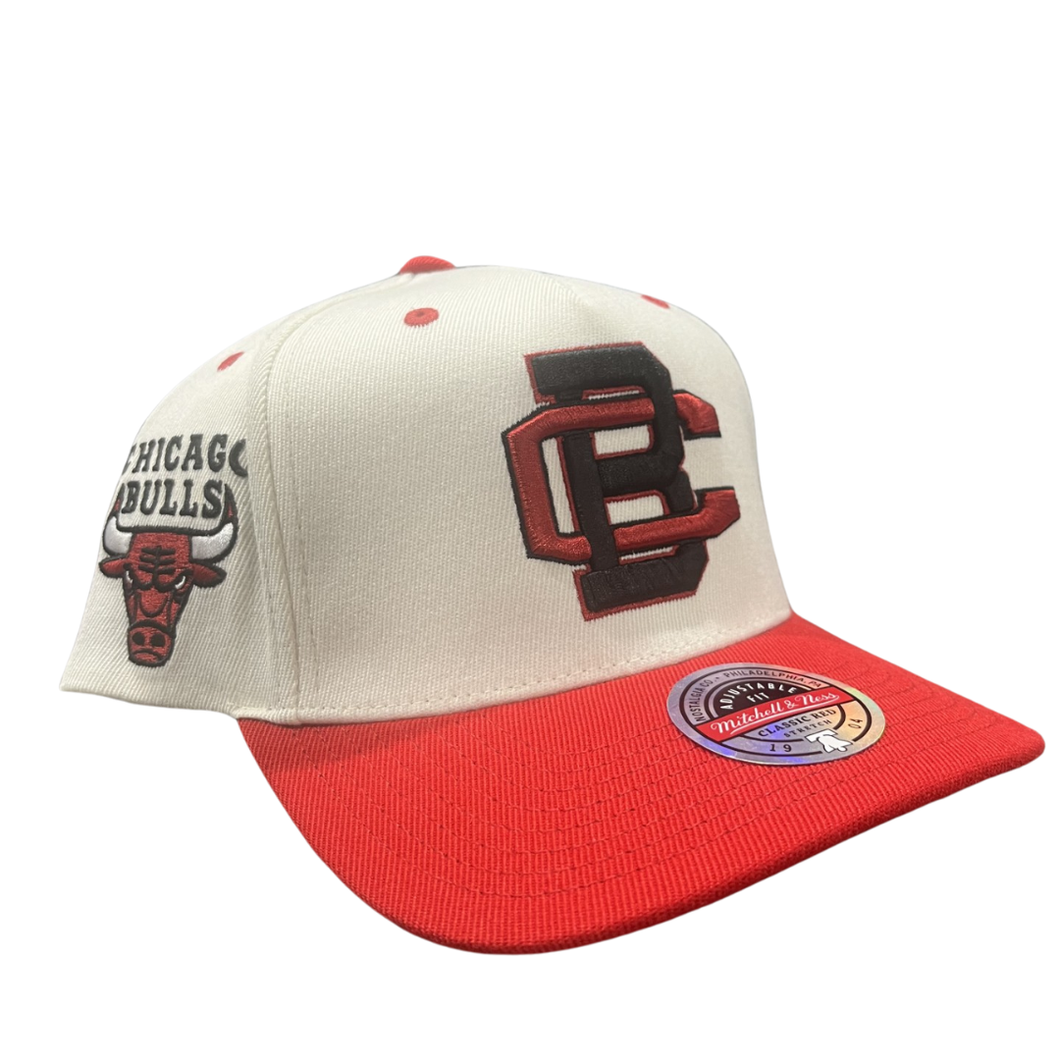 Mitchell and Ness Vintage Letter Chicago Bulls Snapback - Cream-White/Red