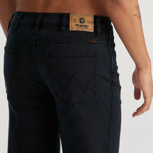 Load image into Gallery viewer, Wrangler Spencer Short - Casanova Black
