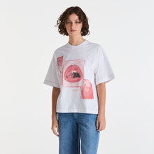 Load image into Gallery viewer, Wrangler Stung Boxed Tee - White
