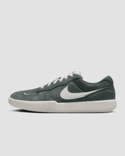 Load image into Gallery viewer, Nike SB Force 58 - Vintage Green/Sail
