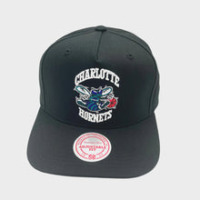 Load image into Gallery viewer, Mitchell &amp; Ness Hornets NBA Team Colour Logo Snapback - Black
