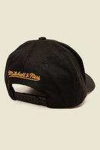 Load image into Gallery viewer, Mitchell &amp; Ness Lakers NBA  Redline Pinch Snapback - Black/Team Colour
