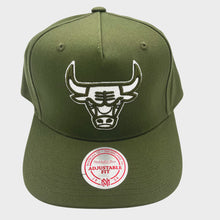 Load image into Gallery viewer, Mitchell &amp; Ness Bulls NBA Core Sport OG Snapback - Olive
