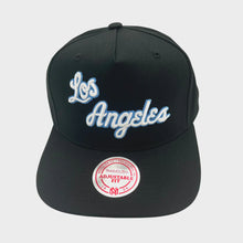 Load image into Gallery viewer, Mitchell &amp; Ness Lakers Team Colour Logo Snapback - Black

